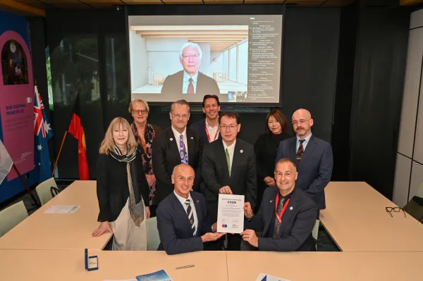 Front to back/left to right – Greater Geelong Mayor Stretch Kontelj OAM and Consul-General for Japan in Melbourne Mr Furuya Tokuro and JACF’s David Buchanan. City’s Alison Martin, Lyn George from Advanced Fibre Cluster, JACF’s Stephen Good, Steve Berg, Japanese Association of Geelong’s Tomomi Ishii, JACF’s Andrew Deane. Virtual attendee: JACF’s Nobuyuki Ozaki People sitting, standing or on screen