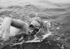 Linda McGill MBE - Getty Images Woman swimming in ocean wearing goggles